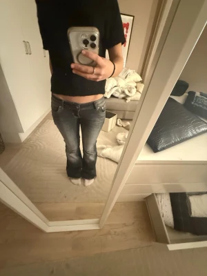 Mörkgrå jeans med blekning! - Säljer dessa jätte fina jeans, mörkgråa med blekning i strl S. Bara att fråga om du har några frågor!💗Jättebra skick 