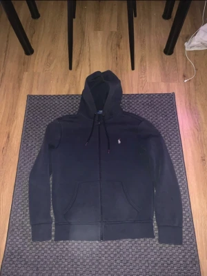 Ralph Lauren zip tröja  - Jätte fet polo zip tröja i navy blå färg. Size S inga defekter alls. Längd 60cm från axeln och nerifrån. Bredd 46cm.
