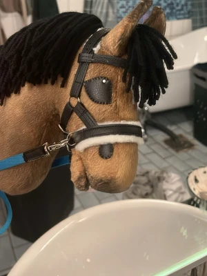 Brun käpphäst med svart man - Brun käpphäst med svart man perfekt för dig som gillar hästar. Utrustning ingår!