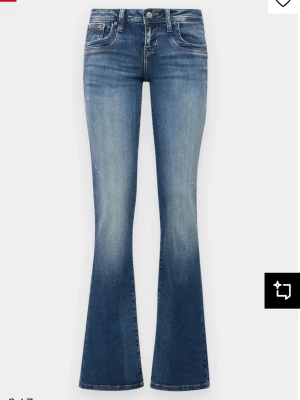 Blå Ltb jeans  - Såå fina lågmidjade jeans från Ltb, storlek 26/32 säljer för de tyvärr är för korta för mig. Använda men inga defekter, bra skick. Modellen valerie, slutsåld online. Skriv för fler bilder! ( är 173 cm ) ❤️