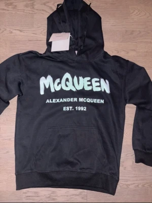 Svart hoodie från Alexander McQueen - Tja, säljer nu denna feta hoodie från Alexander McQueen. Storlek M men sitter mer som S, på mig är den ganska liten då jag är 182 o h väger 72 kg. Hör av er vid funderingar vid minsta lilla!☺️