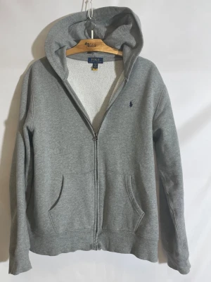 Ralph Lauren Hoodie - Grå Ralph Lauren zipp hoodie i storlek XL(18-20) vilket motsvarar ca S/M i Herrstorlek. Unisex. Vid frågor är det bara att höra av dig!😁