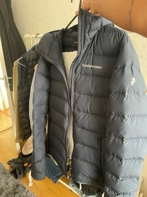  Peak Performance jacka mörkblå - Snygg mörkblå jacka från Peak Performance. Nästan helt ny asså . Har köpt den för 2700 men jag har flera jackar så jag använder inte.