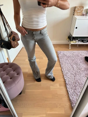 Grå bootcut jeans - Grå jeans från Gina tricot i storlek 152, passar mig som vanligtvis har storlek 34, endast använda en gång