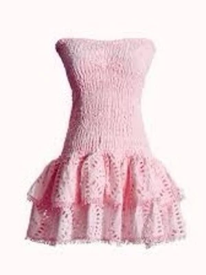 Rosa volangklänning med spets - Söt rosa kortklänning med volanger och spetsdetaljer. Klänningen är axelbandslös och har en figurnära passform upptill med utställd kjol. Perfekt för dig som gillar romantisk och feminin stil.