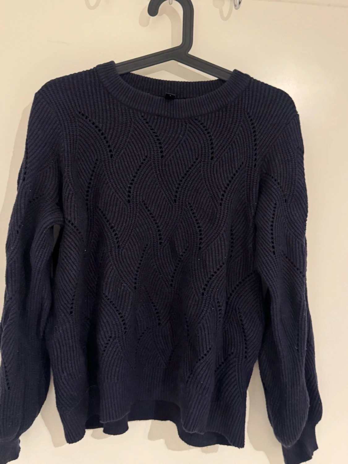 Mörkblå stickad tröja med vågmönster