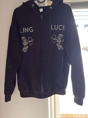 Svart bling Lucid  - Säljer min Bling Lucid tröja då jag har växt ut den, den gör större nytta hos någon som kommer använda den. Storleken är M fast skulle säga att den har lite liten i storlek. Alla stenar sitter kvar 