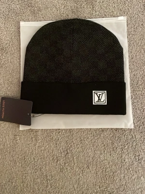 Svart mössa  - Pris kan diskuteras 