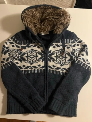 Pier one zip hoodie cardigan päls  - Riktigt snygg pier one zip hoodie cardigan med päls. Storlek S kan även passa M väldigt eftertraktad då den är slutsåld. Fint skick pris 378 kr ej hugget i sten vid snabb affär 😃