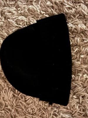 Svart mössa Polo Ralph Lauren - Säljer en svart ribbstickad mössa från Polo Ralph Lauren. Klassisk design med uppvikt kant och diskret broderad logga framtill. Perfekt för kalla dagar och enkel att matcha med olika outfits.