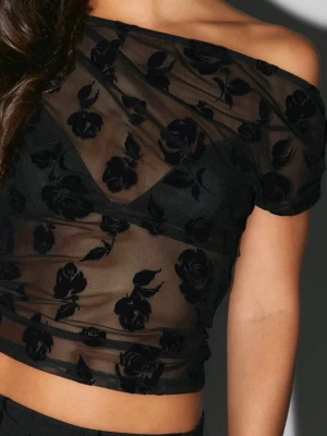 Burnout top - Gina tricot - NY - Ärmlös topp med transparent kvalitet. Toppen är svart och har blommigt tryck i sammet. Den har normal passform och nedhasad axel.  Helt ny, ord pris: 299,95kr  Polyester 95%, Elastan 5%