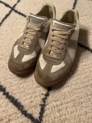 Maison Margiela skor - Maison margiela skor storlek 42, i färgen vit de är inte så slitna de är i bra skick köpt begagnat kom privat för fler frågor 