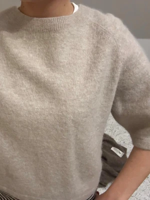 Beige stickad tröja 🤎 - Beige stickad tröja från & Other Stories! Mycket fint skick 🤎