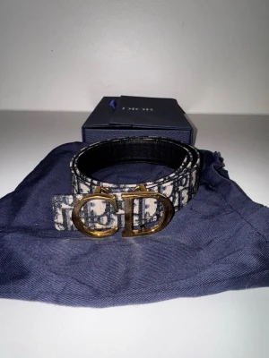 Dior skärp 85cm - Säljer mitt Dior skärp. Använt max 5 gånger. Skärpet går att vänta åt andra hållet så man får skärpet i svart. Kartong, dustbag & alla papper finns kvar. Orderbekräftelsen kan skickas via mail om man vill. Priset går att diskutera. Vid frågor är ni välkomna att hör av er.