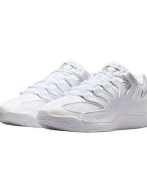 KD 18 vita basketskor Nike - Säljer ett par fräscha vita Nike sneakers med låg profil. Skorna har en clean design med meshpaneler för extra ventilation och syntetiska överdrag för stabilitet. Klassisk Nike-logga på sidan och bekväm sula som passar perfekt till streetwear eller träning.