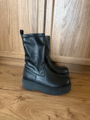 Svarta chunky läderstövlar - Jättefina boots som är använda en gång, mycket bra skick. Dragkedja finns på insidan, storlek 36