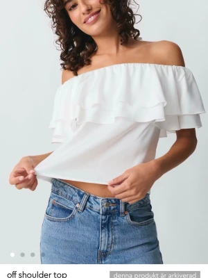 Vit offshoulder volangtop - Superfin vit offshoulder topp med dubbla volanger upptill. Knappt andvänd från Gina tricot. Storlek L men passar mer som en M