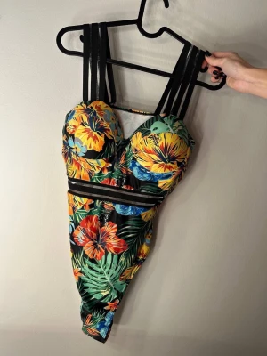 Baddräkt nytt - OANVÄNT!!!st. M-L