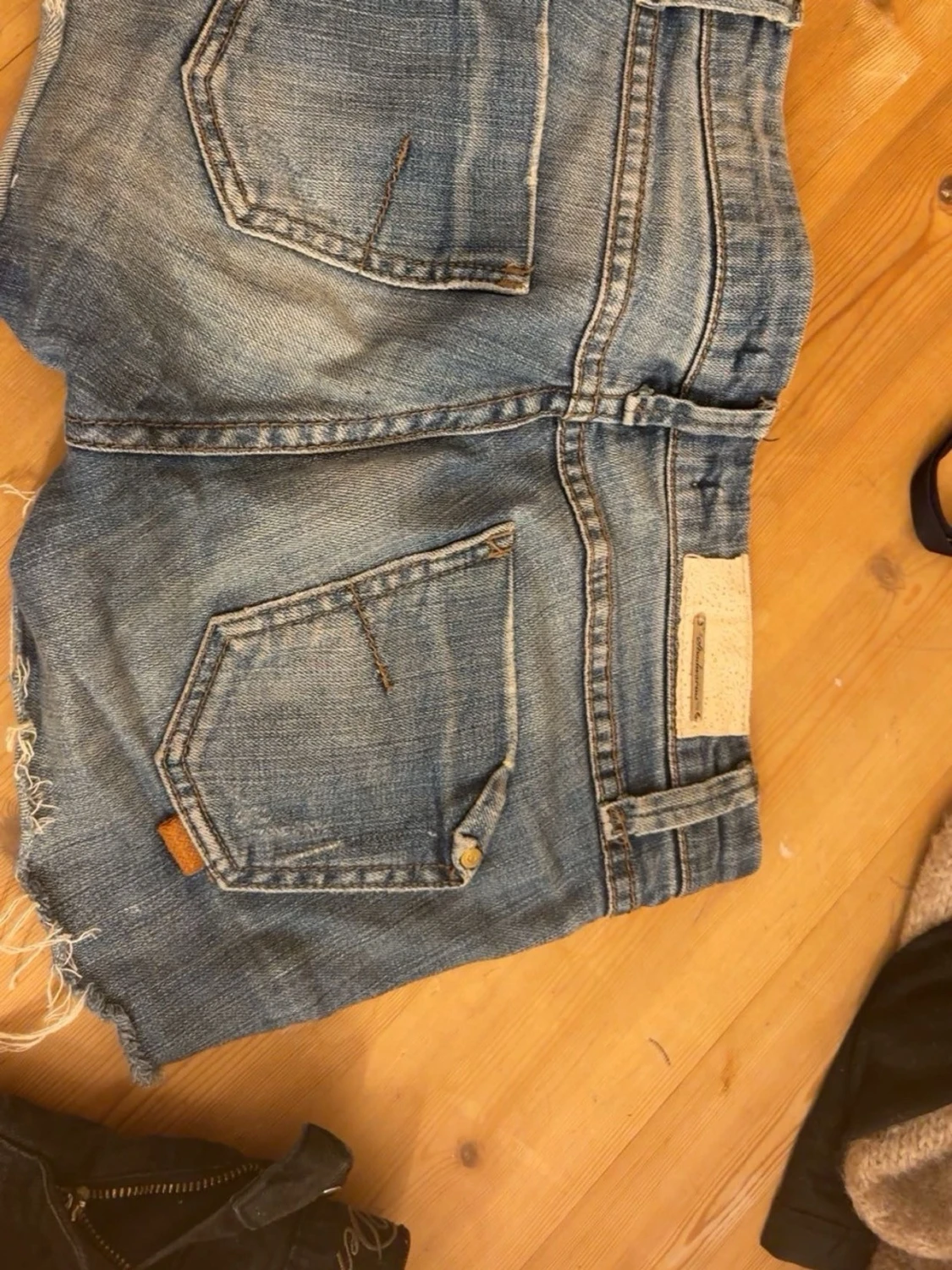 Blå jeansshorts lågmidjade med fransig kant - 3