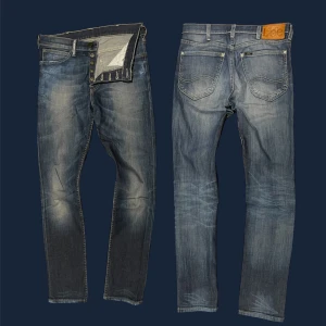 Archive Lee jeans - Säljer ett par schysst Lee jeans med snygga fades, slitningar och Sashiko broderi 💫|| Modellen på bilden är 183cm lång || 29/32 || Skick 9/10 ( utöver slitningarna )🪡|| Hör av er vid fler frågor, jag svara snabbt!🙌🏻