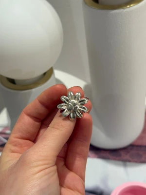Ring från Seams  - Unik ring i silverfärgad metall med en stor blomformad smiley (ledsen). Detta är verkligen ett statement-smycke. Nypris 1000kr från SEAMS. Sparsamt använd och därmed inga defekter. SJUKT SNYGG!!! 🧁 Storlek 6 = 52mm.  Märkt med 925 sterling silver. 