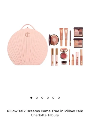 Charlotte Tilbury Pillow Talk set - Exklusivt Pillow Talk Dreams Come True set från Charlotte Tilbury. Innehåller flera sminkprodukter i rosa och nude toner, samt en elegant rund sminkväska i ljusrosa med gulddetaljer. Perfekt för dig som älskar lyxigt smink och snygg förvaring.