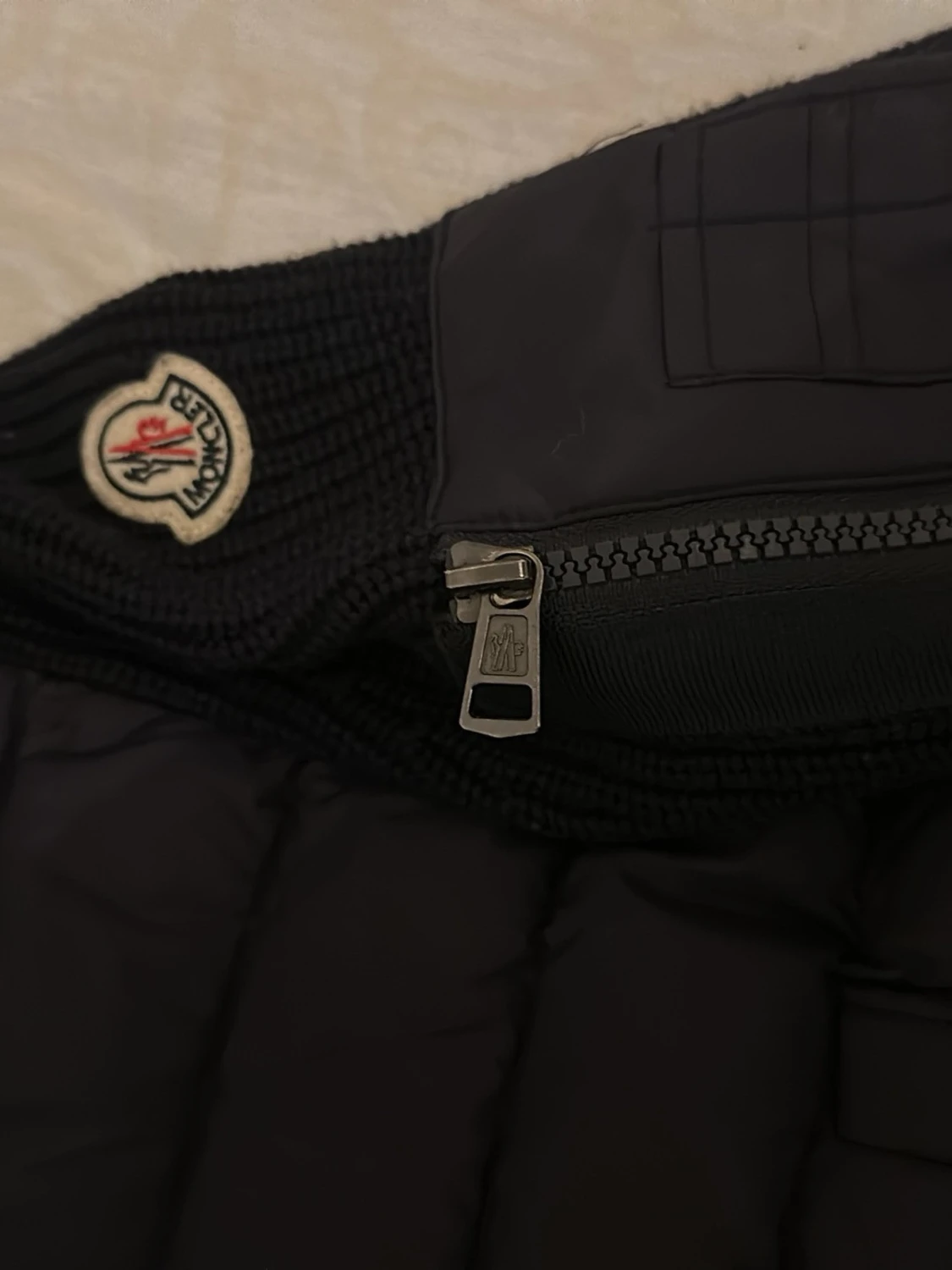 Svart dunjacka med huva från Moncler - 4