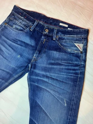 REPLAY PREMIUM JEANS – SJUK TVÄTT 🔥 | RIKTIG DENIM | STEAL - Helt brutala Replay premium jeans i mycket bra skick. En av de där modellerna där tvätten gör ALLT – djup indigo, perfekta whiskers, naturlig fading och grym patina. Ser dyra ut direkt på kroppen.  Tung kvalitetsdenim, snygg slim/straight passform och klassiska Replay-detaljer. Såna här jeans är svåra att hitta i den här nivån av wash + skick.  🧼 Otroliga tvättar 💎 Premium denim 🔥 Replay original – inga kompromisser  Mått: • Midja: 44 cm • Innerben: 82 cm • Längd: 104 cm • Benslut: 18 cm  Passar