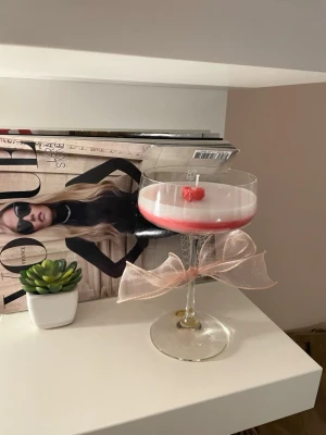 Doftljus cocktailglas med rosett - Handgjorda ljus  Återvunnet av gamla ljusstumpar och  återanvändbara glas!  Fin inredningsdetalj för en lyxig vardag