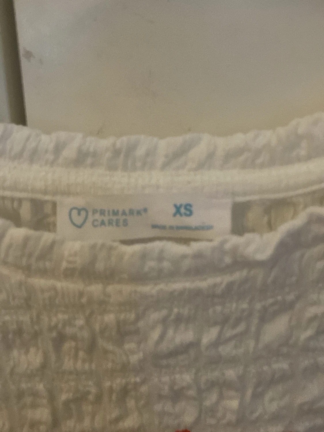 Vit topp med röd text och jordgubbar - 2