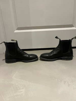 Svarta Chelsea boots från R.M. Williams - Klassiska svarta Chelsea boots från R.M. Williams i slätt läder. Kan gå ner i pris vid snabb affär.