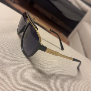 Lv solglasögon  - Helt nya och snygga Lv solglasögon,priset diskuteras inte! Finns fler!