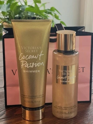 !!SÖKER!! VS Coconut Passion Shimmer - !!SÖKER!! Victoria's Secret Coconut Passion Shimmer Set. De ska vara helt nytt och oanvänt eller endast testade!! Pris: 200-350kr