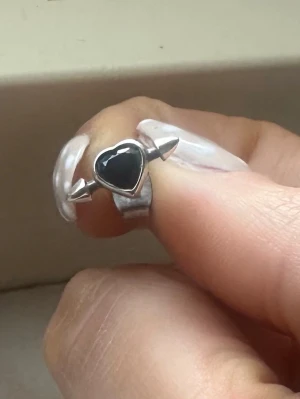 Earstud örhänge Maria Nilsdotter  - Super gulligt earstud örhänge svart sten i silver från Maria Nilsdotter🖤bod medföljer 