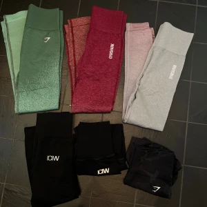 Gymshark och ICANIWILL tights - Säljer flera par tights och shorts från Gymshark och ICANIWILL i olika färger: grönt, vinrött, ljusgrått, svart och svart camo. Allt är i XS! Gymshark tightsen 200kr styck och iciw/shortsen 150!