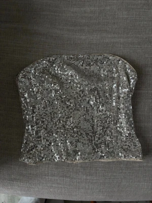 Glittrig tubtopp - Glittrig tubtopp från H&M, aldrig använd 🙏🏼