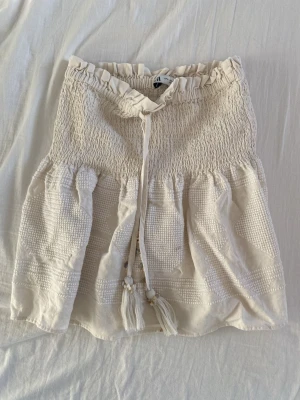 Beige volangkjol från Zara  - Superfin volang kjol ifrån Zara. Har tyvärr en lite fläck längst ner vilket man kan se på sista bilden, men annars bra skick😁
