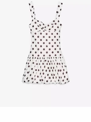 Vit prickig kortklänning med volang - Supersöt vit kortklänning med svarta prickar och volangkjol. Klänningen har breda axelband, hjärtformad ringning och en figurnära överdel. Perfekt för sommaren. Skriv för fler bilder!🥰