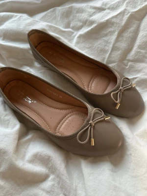 Ballerina skor - Så snygga ballerina skor! Använda en gång så de är precis som nya! 💕💕 de är lite beige/bruna i färgen. Köpta ifrån Raglady