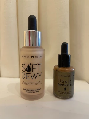 Makeup Mekka Soft Dewy Foundation - Makeup Mekka Soft Dewy Hydrating Foundation i glasflaska med pipett. Ljus beige färg, lätt och byggbar täckning, passar normal till torr hud. Ger en fräsch, återfuktad finish. Perfekt för dig som vill ha en naturlig look med glow. Öppnad och testad men ej använd :)