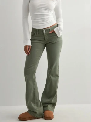 Olivgröna bootcut jeans - Snygga olivgröna bootcut jeans från Nelly med låg midja. Jeansen har vida ben och stängs med dragkedja och två knappar. Perfekta för en trendig och avslappnad stil. 