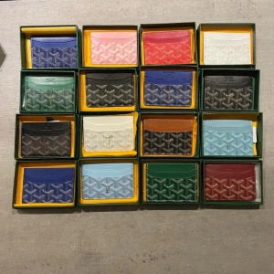  korthållare i flera färger - Säljer snygga korthållare i massor av färger som blå, rosa, röd, vit, grön, svart, brun och ljusblå. Klassisk mönstring och stilren design i läder. Perfekt för dig som vill ha en exklusiv och trendig accessoar till dina kort. Priset kan diskuteras beroende på färgen