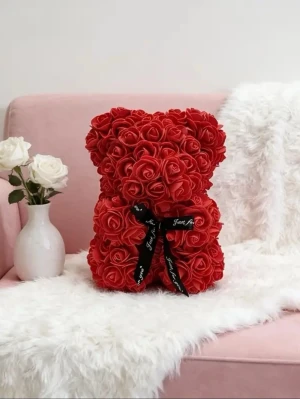 Nallebjörn av röda rosor med svart rosett - En dekorativ nallebjörn formad av konstgjorda röda rosor perfekt för alla hjärtans dag, prydd med en svart rosett med text. Perfekt som present eller inredningsdetalj. Ger ett romantiskt och unikt intryck i rummet.