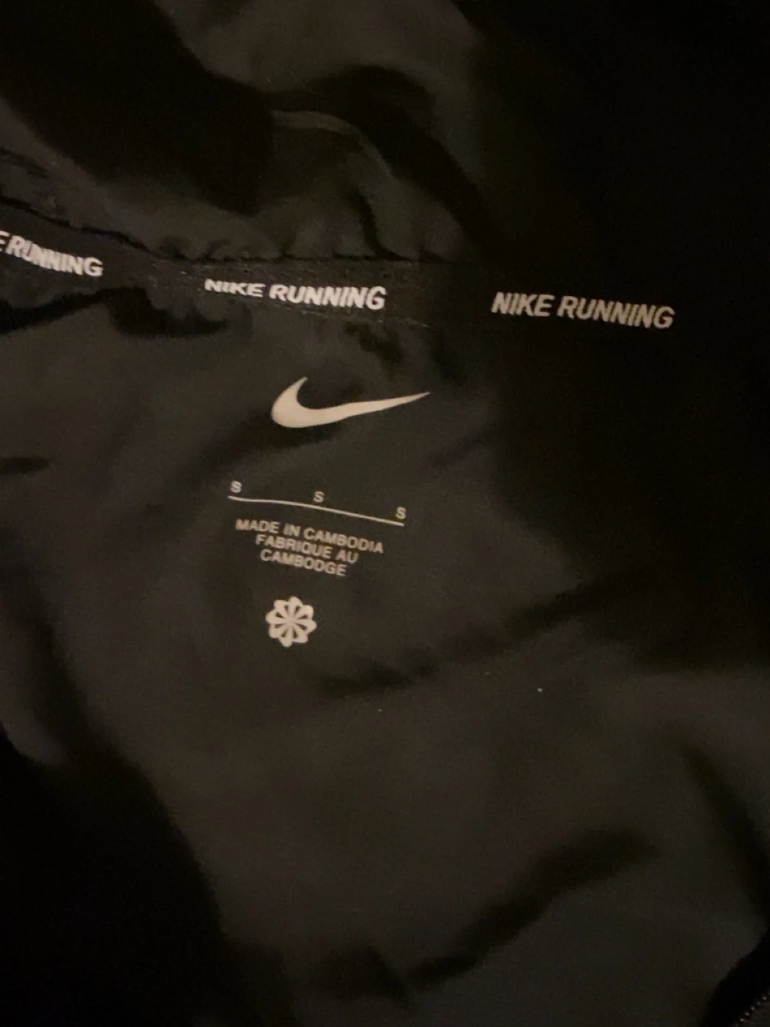 Svart vindjacka med huva från Nike - 2