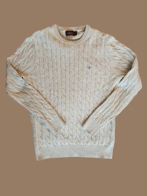 Créme Cabelstickad Tröja från Morris - Snygg Créme Cabelstickad Tröja från Morris | Storlek M | Skick 9/10 | Färg Créme | Pris diskuterbart 😊