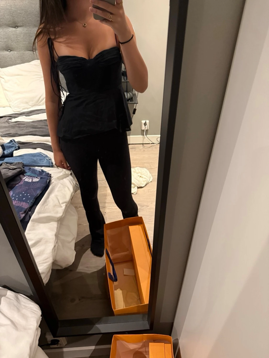 Svart korsettopp med volang - 1