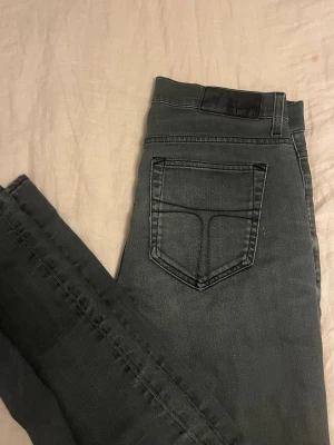 Tiger of Sweden jeans  - Säljer dom här skit feta jeansen från tiger of Sweden i snygg grå färg. Fint skick utan defekter. Storlek 31-32 men sitter lite litet i midjan!