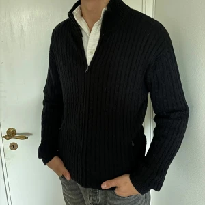 NP kofta svart - Cardigan från märket NP i storlek M men passar även L - Bra skick, inga defekter   - Modell på bild är 182/67kg.  - Hör av dig vid eventuella frågor!  Mvh  