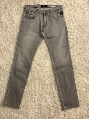 Replay anbass  - Säljer dessa sjukt fina replay anbass. Nyskick, storlek W34. Neutrala och stiliga. Hör av er för eventuella frågor eller funderingar! 