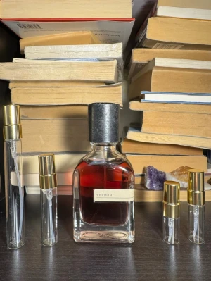 Orto Parisi Terroni sample - Säljer splitt/ tester av denna fina parfym av Orto parisi Terroni Finns att köpa i 2ml /80kr - 3ml/ 115kr - 5ml/185kr 10ml/329kr Har även andra parfymer så kolla min profil! 